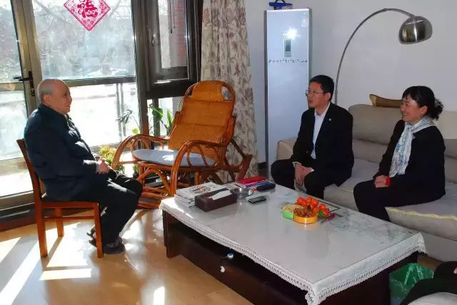 公司領(lǐng)導(dǎo)看望離退休老同志6.jpg 公司領(lǐng)導(dǎo)看望離退休老同志6.jpg